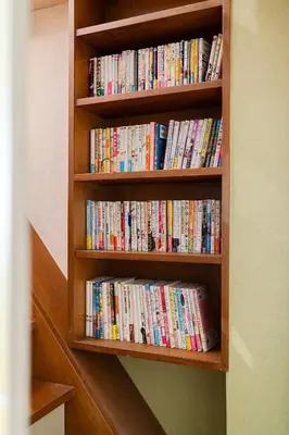 a book shelf filled with lots of books at Tokyo Manga Stay \u99c51\u5206\u8cb8\u5207\u306785\u5e73\u7c73 \u65e5\u672c\u306e\u6709\u540d\u30de\u30f3\u30ac\u304c\u8aad\u3081\u308b\u5bbf 9\u540d\u307e\u3067OK in Tokyo