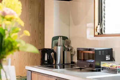 a microwave sitting on a counter in a kitchen at Tokyo Manga Stay \u99c51\u5206\u8cb8\u5207\u306785\u5e73\u7c73 \u65e5\u672c\u306e\u6709\u540d\u30de\u30f3\u30ac\u304c\u8aad\u3081\u308b\u5bbf 9\u540d\u307e\u3067OK in Tokyo