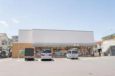 two vans parked in a parking lot in front of a store at c4F \u6d45\u8349 \u4e0a\u91ce\u5546\u5708\u590f\u7f8e\u30db\u30c6\u30eb \u9ad8\u7ea7\u72ec\u680b\u522b\u5885 \u72ec\u7acb\u536b\u6d74 \u8f66\u7ad9\u6b65\u884c\u4e94\u5206\u949f \u6210\u7530\u7fbd\u7530\u4e00\u7ebf\u76f4\u901a in Wada