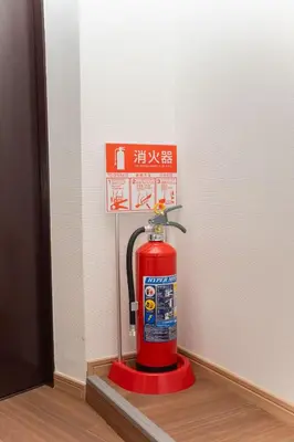 a red fire hydrant in a room with a sign at c4F \u6d45\u8349 \u4e0a\u91ce\u5546\u5708\u590f\u7f8e\u30db\u30c6\u30eb \u9ad8\u7ea7\u72ec\u680b\u522b\u5885 \u72ec\u7acb\u536b\u6d74 \u8f66\u7ad9\u6b65\u884c\u4e94\u5206\u949f \u6210\u7530\u7fbd\u7530\u4e00\u7ebf\u76f4\u901a in Wada