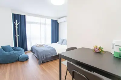 a bedroom with a bed and a table and a chair at c4F \u6d45\u8349 \u4e0a\u91ce\u5546\u5708\u590f\u7f8e\u30db\u30c6\u30eb \u9ad8\u7ea7\u72ec\u680b\u522b\u5885 \u72ec\u7acb\u536b\u6d74 \u8f66\u7ad9\u6b65\u884c\u4e94\u5206\u949f \u6210\u7530\u7fbd\u7530\u4e00\u7ebf\u76f4\u901a in Wada