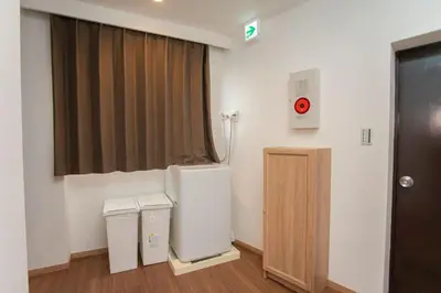 a hospital room with a heater and a window at c4F \u6d45\u8349 \u4e0a\u91ce\u5546\u5708\u590f\u7f8e\u30db\u30c6\u30eb \u9ad8\u7ea7\u72ec\u680b\u522b\u5885 \u72ec\u7acb\u536b\u6d74 \u8f66\u7ad9\u6b65\u884c\u4e94\u5206\u949f \u6210\u7530\u7fbd\u7530\u4e00\u7ebf\u76f4\u901a in Wada
