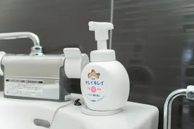 a bottle of mouthwash sitting on top of a sink at c4F \u6d45\u8349 \u4e0a\u91ce\u5546\u5708\u590f\u7f8e\u30db\u30c6\u30eb \u9ad8\u7ea7\u72ec\u680b\u522b\u5885 \u72ec\u7acb\u536b\u6d74 \u8f66\u7ad9\u6b65\u884c\u4e94\u5206\u949f \u6210\u7530\u7fbd\u7530\u4e00\u7ebf\u76f4\u901a in Wada