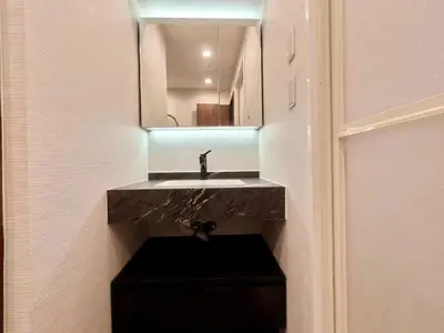 a bathroom with a sink and a mirror at A1 Shinjuku JR St 8 mins 4 bedrooms and 1 living room 2bathrooms 2toilets Max 12P Direct to Shinjuku Ueno Ginza Shibuya Ikebukuro Yoyogi Shinagawa \u65b0\u5bbf\u533a \u9ad8\u7530\u9a6c\u573a\u8f66\u7ad98\u5206\u949f 4\u5ba41\u53852\u6d74\u5ba42\u536b\u751f\u95f4 \u6700\u592712\u4eba in Tokyo