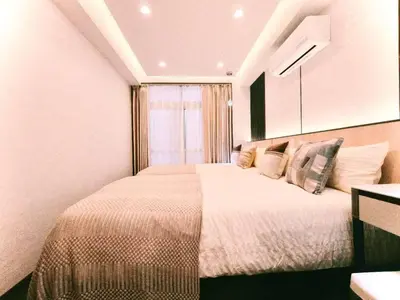 a bedroom with a large bed in a room at A1 Shinjuku JR St 8 mins 4 bedrooms and 1 living room 2bathrooms 2toilets Max 12P Direct to Shinjuku Ueno Ginza Shibuya Ikebukuro Yoyogi Shinagawa \u65b0\u5bbf\u533a \u9ad8\u7530\u9a6c\u573a\u8f66\u7ad98\u5206\u949f 4\u5ba41\u53852\u6d74\u5ba42\u536b\u751f\u95f4 \u6700\u592712\u4eba in Tokyo