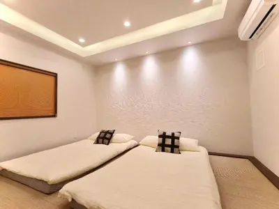 a bedroom with two beds in a room at A1 Shinjuku JR St 8 mins 4 bedrooms and 1 living room 2bathrooms 2toilets Max 12P Direct to Shinjuku Ueno Ginza Shibuya Ikebukuro Yoyogi Shinagawa \u65b0\u5bbf\u533a \u9ad8\u7530\u9a6c\u573a\u8f66\u7ad98\u5206\u949f 4\u5ba41\u53852\u6d74\u5ba42\u536b\u751f\u95f4 \u6700\u592712\u4eba in Tokyo