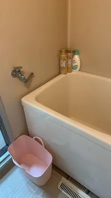 a bathroom with a bath tub with a pink litterbox next to it at HANANOSATO\u677f\u6a4b\u4e2d\u4e38\u753aa in Tokyo