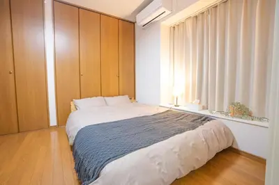 a bedroom with a large white bed with a window at Katsushika-ku - House - Vacation STAY 20111 in Tokyo