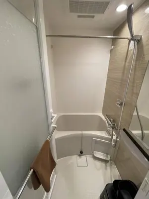 a small bathroom with a tub and a toilet at SYFORME KEIKYU-KAMATA Room210 in Tokyo