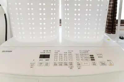 a white washing machine sitting on top of a machine at Kasai Hotel near Shinjuku, Akihabara, Asakusa TDR-Disney T-LAB \u4e00\u68df\u307e\u308b\u307e\u308b\u845b\u897f\u30db\u30c6\u30eb\u6700\u59279\u540d in Tokyo