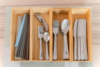 a wooden box with utensils in it at Kasai Hotel near Shinjuku, Akihabara, Asakusa TDR-Disney T-LAB \u4e00\u68df\u307e\u308b\u307e\u308b\u845b\u897f\u30db\u30c6\u30eb\u6700\u59279\u540d in Tokyo