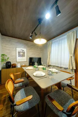 a dining room with a large table and chairs at Bozar House - \u897f\u5927\u4e95\u99c5\u304b\u3089\u5f92\u6b693\u5206 - \u7fbd\u7530\u7a7a\u6e2f\u307e\u3067\u4fbf\u5229 in Tokyo