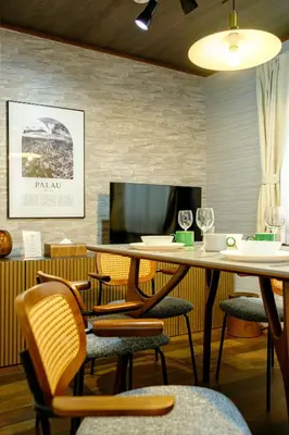 a dining room with a table and chairs at Bozar House - \u897f\u5927\u4e95\u99c5\u304b\u3089\u5f92\u6b693\u5206 - \u7fbd\u7530\u7a7a\u6e2f\u307e\u3067\u4fbf\u5229 in Tokyo