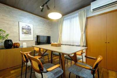 a dining room with a table and chairs at Bozar House - \u897f\u5927\u4e95\u99c5\u304b\u3089\u5f92\u6b693\u5206 - \u7fbd\u7530\u7a7a\u6e2f\u307e\u3067\u4fbf\u5229 in Tokyo