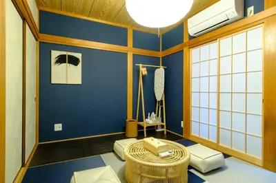 a room with blue walls and a large window at Bozar House - \u897f\u5927\u4e95\u99c5\u304b\u3089\u5f92\u6b693\u5206 - \u7fbd\u7530\u7a7a\u6e2f\u307e\u3067\u4fbf\u5229 in Tokyo