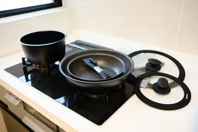 a pot on top of a stove in a kitchen at Bozar House - \u897f\u5927\u4e95\u99c5\u304b\u3089\u5f92\u6b693\u5206 - \u7fbd\u7530\u7a7a\u6e2f\u307e\u3067\u4fbf\u5229 in Tokyo
