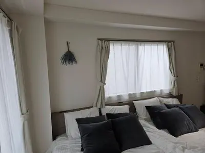 a bedroom with two beds and a window at \u30db\u30c6\u30eb\u30ec\u30b9\u30dd\u30ef\u30fc\u30eb402 in Tokyo
