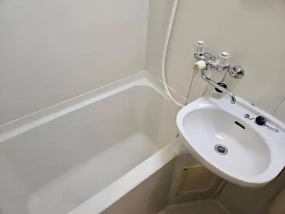 a white sink in a bathroom next to a bath tub at \u30db\u30c6\u30eb\u30ec\u30b9\u30dd\u30ef\u30fc\u30eb402 in Tokyo