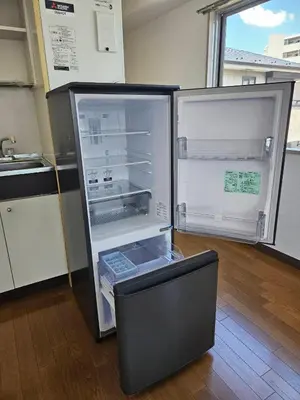 an empty refrigerator with its door open in a kitchen at \u30db\u30c6\u30eb\u30ec\u30b9\u30dd\u30ef\u30fc\u30eb402 in Tokyo