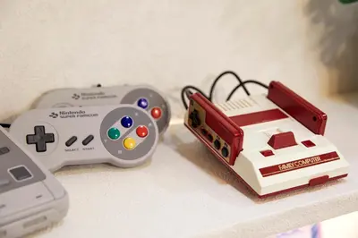 a nintendo wii game controller next to a miniature game console at \u3068\u307e\u308a\u30fc\u3068Stay\u65b0\u5bbf Tomareat Stay Shinjuku in Tokyo
