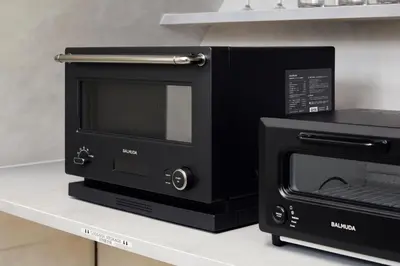 a microwave and a toaster oven on a counter at \u3068\u307e\u308a\u30fc\u3068Stay\u65b0\u5bbf Tomareat Stay Shinjuku in Tokyo