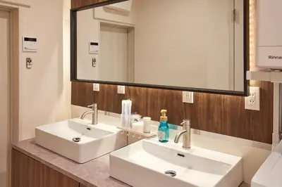a bathroom with two sinks and a large mirror at \u3068\u307e\u308a\u30fc\u3068Stay\u65b0\u5bbf Tomareat Stay Shinjuku in Tokyo