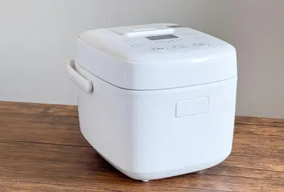 a white cooler sitting on top of a wooden table at \u30ec\u30b8\u30c7\u30f3\u30b7\u30e3\u30eb\u30b9\u30c6\u30fc\u30b81107 in Tokyo