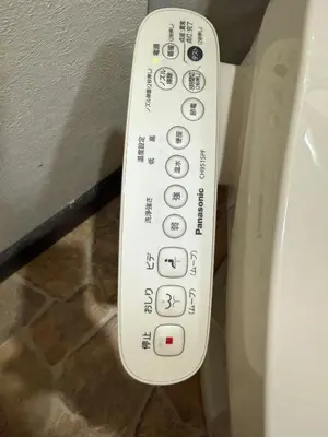 a white remote control sitting next to a wall at \u99c5\u5f92\u6b6910\u5206\u30c7\u30a3\u30ba\u30cb\u30fc25\u5206\u30b9\u30ab\u30a4\u30c4\u30ea\u30fc\u6d45\u834930\u5206\u8cb8\u5207\u4e00\u68df\u6700\u59275\u540d\u5927\u578b\u30b7\u30e7\u30c3\u30d4\u30f3\u30b0\u30e2\u30fc\u30eb1\u5206 in Tokyo