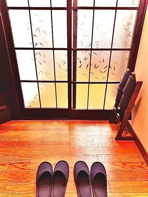 a pair of shoes on the floor in front of a window at \u99c5\u5f92\u6b6910\u5206\u30c7\u30a3\u30ba\u30cb\u30fc25\u5206\u30b9\u30ab\u30a4\u30c4\u30ea\u30fc\u6d45\u834930\u5206\u8cb8\u5207\u4e00\u68df\u6700\u59275\u540d\u5927\u578b\u30b7\u30e7\u30c3\u30d4\u30f3\u30b0\u30e2\u30fc\u30eb1\u5206 in Tokyo