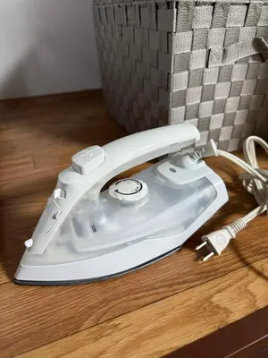 a white iron is sitting on a wooden floor at \u99c5\u5f92\u6b6910\u5206\u30c7\u30a3\u30ba\u30cb\u30fc25\u5206\u30b9\u30ab\u30a4\u30c4\u30ea\u30fc\u6d45\u834930\u5206\u8cb8\u5207\u4e00\u68df\u6700\u59275\u540d\u5927\u578b\u30b7\u30e7\u30c3\u30d4\u30f3\u30b0\u30e2\u30fc\u30eb1\u5206 in Tokyo