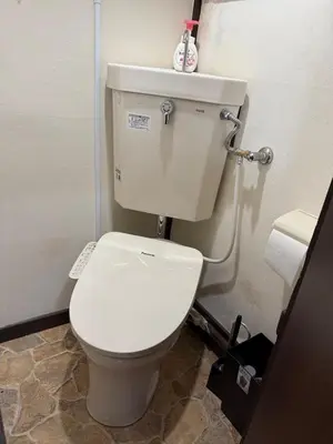 a bathroom with a white toilet in a stall at \u99c5\u5f92\u6b6910\u5206\u30c7\u30a3\u30ba\u30cb\u30fc25\u5206\u30b9\u30ab\u30a4\u30c4\u30ea\u30fc\u6d45\u834930\u5206\u8cb8\u5207\u4e00\u68df\u6700\u59275\u540d\u5927\u578b\u30b7\u30e7\u30c3\u30d4\u30f3\u30b0\u30e2\u30fc\u30eb1\u5206 in Tokyo