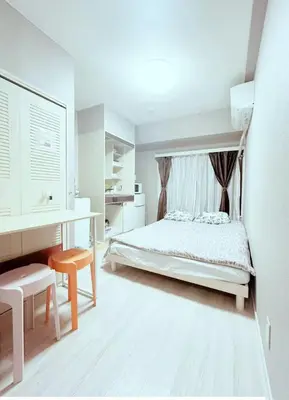 a white bedroom with a bed and a desk at Shinjuku Center \u65b0\u5bbf\u4e2d\u5fc3#Shinjuku kabukicho#3 min walk from subway##\u9ad8\u901f\u65e0\u9650\u5236\u7f51\u8def#\u65b0\u88c5\u4fee\u9ad8\u7ea7\u516c\u5bd3#\u5927\u697c\u4e00\u5c42\u5165\u53e3\u81ea\u52a8\u9501\u95e8Newly renovated#404 in Tokyo
