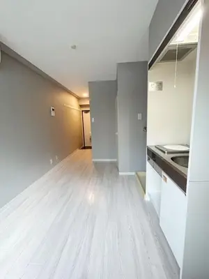 an empty room with a kitchen and a hard wood floor at Shinjuku Center \u65b0\u5bbf\u4e2d\u5fc3#Shinjuku kabukicho#3 min walk from subway##\u9ad8\u901f\u65e0\u9650\u5236\u7f51\u8def#\u65b0\u88c5\u4fee\u9ad8\u7ea7\u516c\u5bd3#\u5927\u697c\u4e00\u5c42\u5165\u53e3\u81ea\u52a8\u9501\u95e8Newly renovated#404 in Tokyo