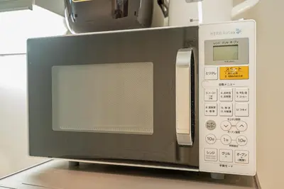 a microwave oven sitting on top of a counter at \u685c\u306e\u5ddd \u6b65\u884c2\u5206 \u99d2\u8fbc\u7ad9 \u5c71\u624b\u7ebf \u5357\u5317\u7ebf 2-4\u4eba \u65e5\u5f0f\u516c\u5bd3\u4e282-Min Walk to Komagome Station Yamanote Line Namboku Line 2-4 Guests Japanese Home in Tokyo