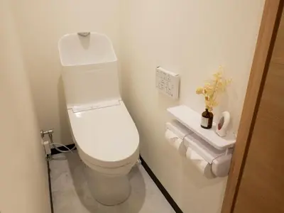 a bathroom with a white toilet in a room at \u685c\u306e\u5ddd \u6b65\u884c2\u5206 \u99d2\u8fbc\u7ad9 \u5c71\u624b\u7ebf \u5357\u5317\u7ebf 2-4\u4eba \u65e5\u5f0f\u516c\u5bd3\u4e282-Min Walk to Komagome Station Yamanote Line Namboku Line 2-4 Guests Japanese Home in Tokyo