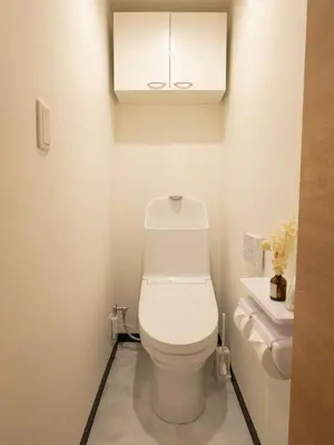 a bathroom with a white toilet and a sink at \u685c\u306e\u5ddd \u6b65\u884c2\u5206 \u99d2\u8fbc\u7ad9 \u5c71\u624b\u7ebf \u5357\u5317\u7ebf 2-4\u4eba \u65e5\u5f0f\u516c\u5bd3\u4e282-Min Walk to Komagome Station Yamanote Line Namboku Line 2-4 Guests Japanese Home in Tokyo