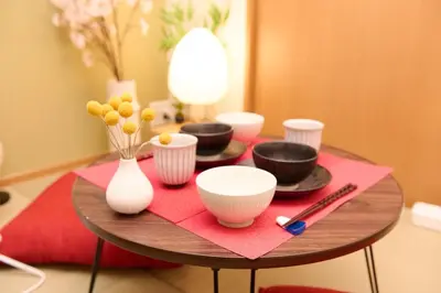 a table with bowls and cups on a red napkin at 1Transfer at Shibuya 5min Walk from Shin-Koiwa Stn Direct Narita Easy Access Disney CVS 30s \u6e0b\u8c37\u4e57\u63db1\u56de\u99c5 \u5f92\u6b695\u5206 \u30b3\u30f3\u30d3\u30cb\u5f92\u6b6930\u79d2 \u6210\u7530\u7a7a\u6e2f\u307e\u3067\u76f4\u901a \u30c7\u30a3\u30ba\u30cb\u30fc\u30ea\u30be\u30fc\u30c8\u307e\u3067\u30a2\u30af\u30bb\u30b9\u629c\u7fa4 in Tokyo