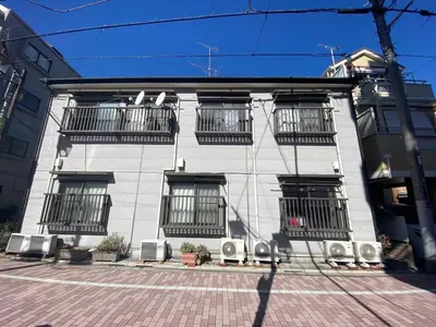 a white building with balconies on the side of it at 1Transfer at Shibuya 5min Walk from Shin-Koiwa Stn Direct Narita Easy Access Disney CVS 30s \u6e0b\u8c37\u4e57\u63db1\u56de\u99c5 \u5f92\u6b695\u5206 \u30b3\u30f3\u30d3\u30cb\u5f92\u6b6930\u79d2 \u6210\u7530\u7a7a\u6e2f\u307e\u3067\u76f4\u901a \u30c7\u30a3\u30ba\u30cb\u30fc\u30ea\u30be\u30fc\u30c8\u307e\u3067\u30a2\u30af\u30bb\u30b9\u629c\u7fa4 in Tokyo