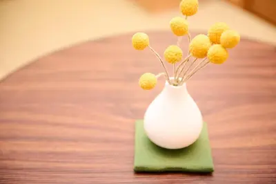 a white vase with yellow flowers in it on a table at 1Transfer at Shibuya 5min Walk from Shin-Koiwa Stn Direct Narita Easy Access Disney CVS 30s \u6e0b\u8c37\u4e57\u63db1\u56de\u99c5 \u5f92\u6b695\u5206 \u30b3\u30f3\u30d3\u30cb\u5f92\u6b6930\u79d2 \u6210\u7530\u7a7a\u6e2f\u307e\u3067\u76f4\u901a \u30c7\u30a3\u30ba\u30cb\u30fc\u30ea\u30be\u30fc\u30c8\u307e\u3067\u30a2\u30af\u30bb\u30b9\u629c\u7fa4 in Tokyo