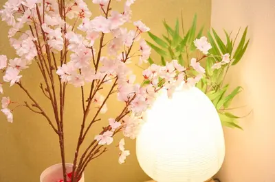 a white vase with pink flowers in it at 1Transfer at Shibuya 5min Walk from Shin-Koiwa Stn Direct Narita Easy Access Disney CVS 30s \u6e0b\u8c37\u4e57\u63db1\u56de\u99c5 \u5f92\u6b695\u5206 \u30b3\u30f3\u30d3\u30cb\u5f92\u6b6930\u79d2 \u6210\u7530\u7a7a\u6e2f\u307e\u3067\u76f4\u901a \u30c7\u30a3\u30ba\u30cb\u30fc\u30ea\u30be\u30fc\u30c8\u307e\u3067\u30a2\u30af\u30bb\u30b9\u629c\u7fa4 in Tokyo