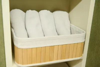 a bunch of towels are in a closet at 1min to Station 25min Disney Resort Direct Narita 1Transfer Shibuya CVS 30s Girls Trip Family Stay \u99c5\u5f92\u6b691\u5206 \u30c7\u30a3\u30ba\u30cb\u30fc\u30ea\u30be\u30fc\u30c825\u5206 \u6210\u7530\u7a7a\u6e2f\u76f4\u901a \u6e0b\u8c371\u56de\u4e57\u63db \u30b3\u30f3\u30d3\u30cb30\u79d2 \u5973\u5b50\u65c5 \u5bb6\u65cf\u65c5\u884c in Tokyo