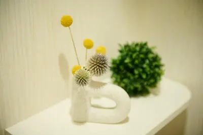 a white vase with flowers in it next to a plant at 1min to Station 25min Disney Resort Direct Narita 1Transfer Shibuya CVS 30s Girls Trip Family Stay \u99c5\u5f92\u6b691\u5206 \u30c7\u30a3\u30ba\u30cb\u30fc\u30ea\u30be\u30fc\u30c825\u5206 \u6210\u7530\u7a7a\u6e2f\u76f4\u901a \u6e0b\u8c371\u56de\u4e57\u63db \u30b3\u30f3\u30d3\u30cb30\u79d2 \u5973\u5b50\u65c5 \u5bb6\u65cf\u65c5\u884c in Tokyo
