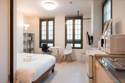 a small room with a bed and a table at R Inn \u65b0\u4e95\u85ac\u5e2b\u524d in Tokyo
