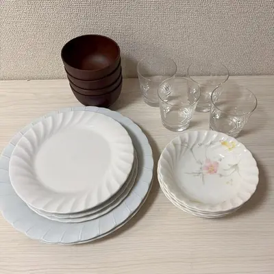 two white plates and glasses sitting on a table at \u6953 -Kaede- in Tokyo