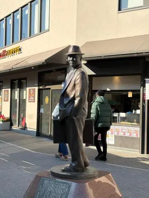 a statue of a man standing in front of a building at \u5730\u4e0b\u9244\u99c5\u5f92\u6b695\u5206 \u30c7\u30a3\u30ba\u30cb\u30fcDisney\u30d0\u30b9 \u7fbd\u7530\u7a7a\u6e2f \u30ea\u30e0\u30b8\u30f3\u30d0\u30b9 \u7bc9\u6d45 \u6c34\u5727\u826f JAPAN STAY Pearl in Tokyo