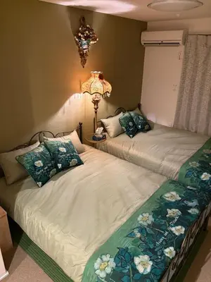 two beds sitting next to each other in a bedroom at \u5730\u4e0b\u9244\u99c5\u5f92\u6b695\u5206 \u30c7\u30a3\u30ba\u30cb\u30fcDisney\u30d0\u30b9 \u7fbd\u7530\u7a7a\u6e2f \u30ea\u30e0\u30b8\u30f3\u30d0\u30b9 \u7bc9\u6d45 \u6c34\u5727\u826f JAPAN STAY Pearl in Tokyo