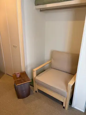 a chair and a table in a small room at \u5730\u4e0b\u9244\u99c5\u5f92\u6b695\u5206 \u30c7\u30a3\u30ba\u30cb\u30fcDisney\u30d0\u30b9 \u7fbd\u7530\u7a7a\u6e2f \u30ea\u30e0\u30b8\u30f3\u30d0\u30b9 \u7bc9\u6d45 \u6c34\u5727\u826f JAPAN STAY Pearl in Tokyo