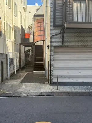 a building with a stairway leading to a garage at \u3068\u307e\u308a\u30fc\u3068Stay \u5e61\u30f6\u8c37 \u6e0b\u8c37\u533a Tomareat Stay Hatagaya Shibuya City in Tokyo