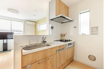 a kitchen with a sink and a stove at Jtr\u5927\u548c\u753a1\u4e01\u76ee\u6238\u5efa in Tokyo