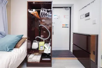 a bedroom with a bed and a basketball hoop at monthly Ra Grande in Tokyo